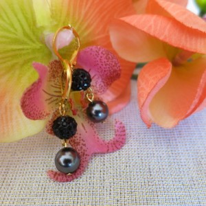 Auskari ar tumši pelēkiem Swarovski pērlēm un Swarovski melniem kristāliem, zelta pārklājums 24 karāti 